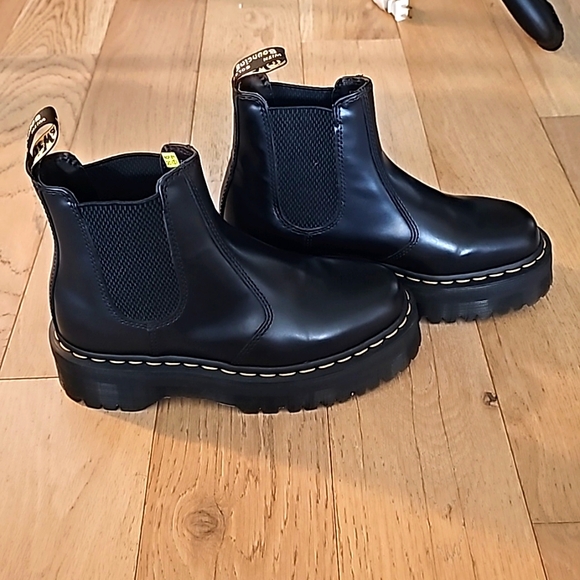 Dr Martens Smooth Leather Chelsea Boots - Picture 1 of 9